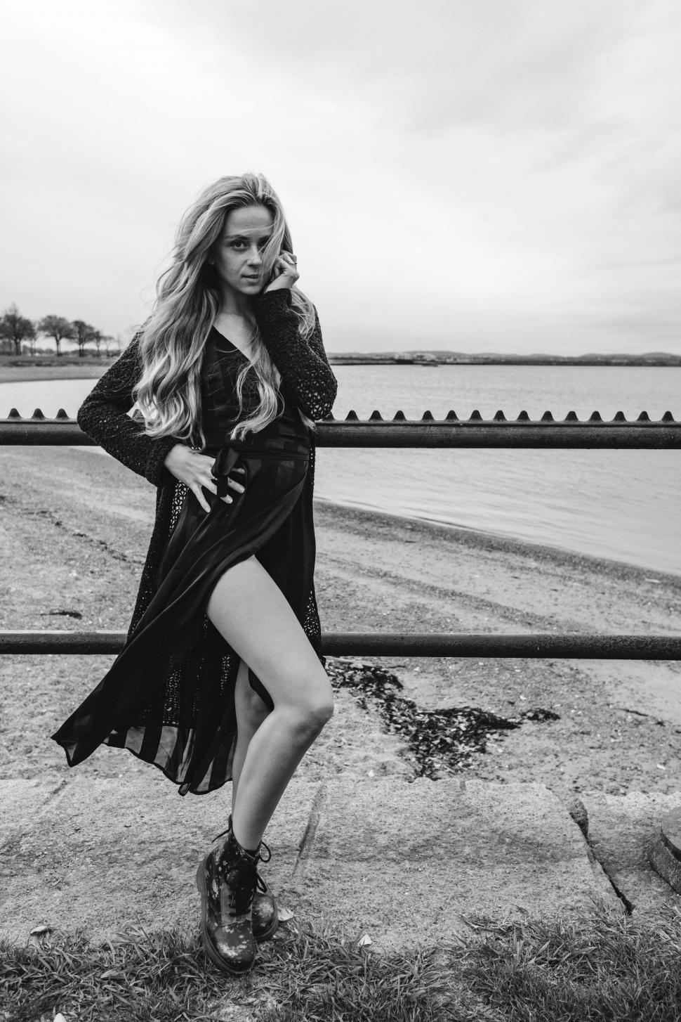 Free Image of Blonde model posing in black and white 