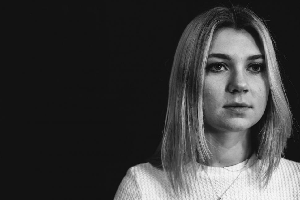 Free Image of Black and white portrait of a contemplative woman 