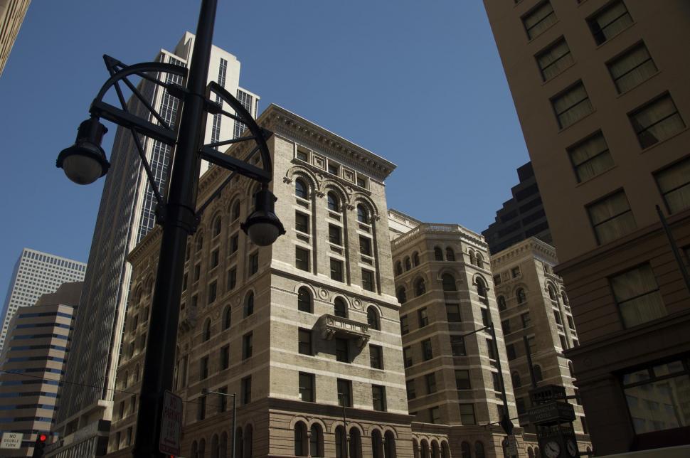 Free Image of Lamppost against apartment buildings 