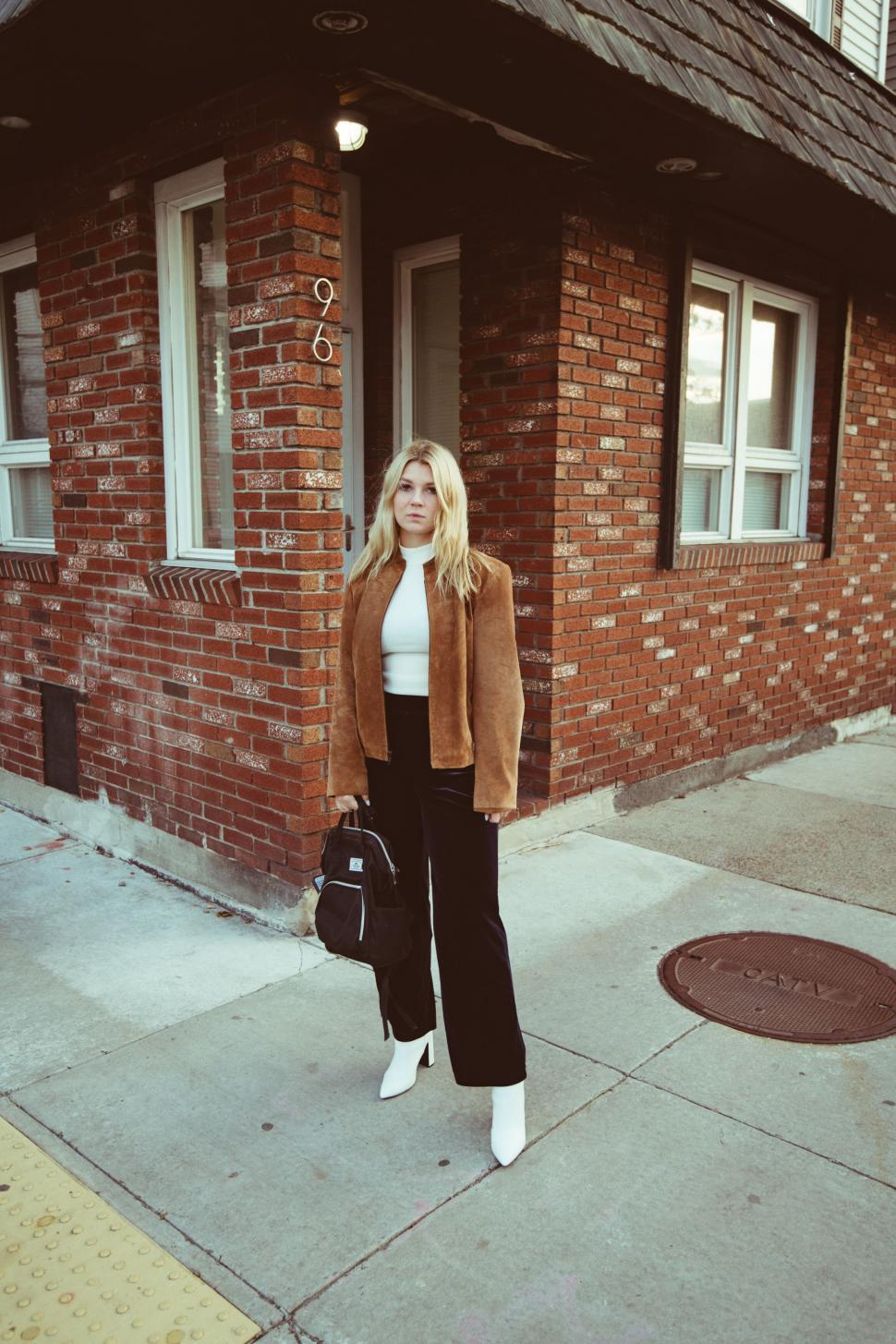 Free Image of Fashionable woman on city street 