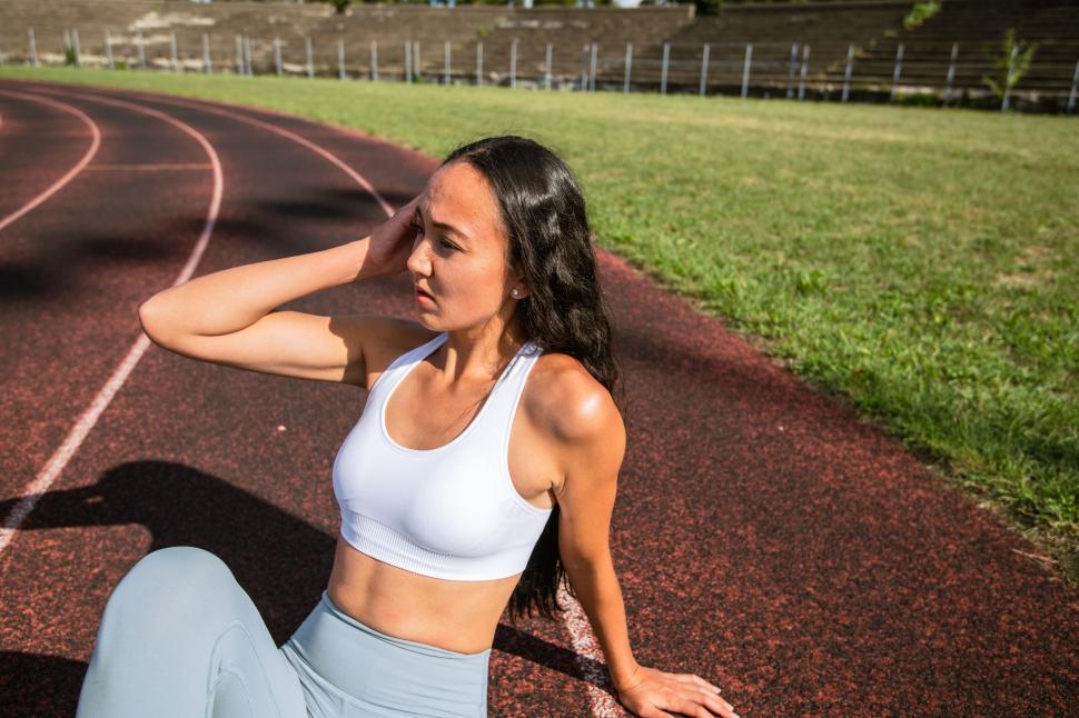 Free Image of Athletic woman resting during outdoor workout 