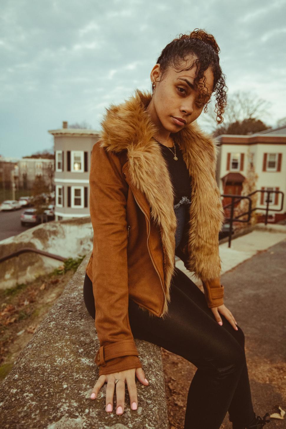 Free Image of Fashionable woman in urban setting 