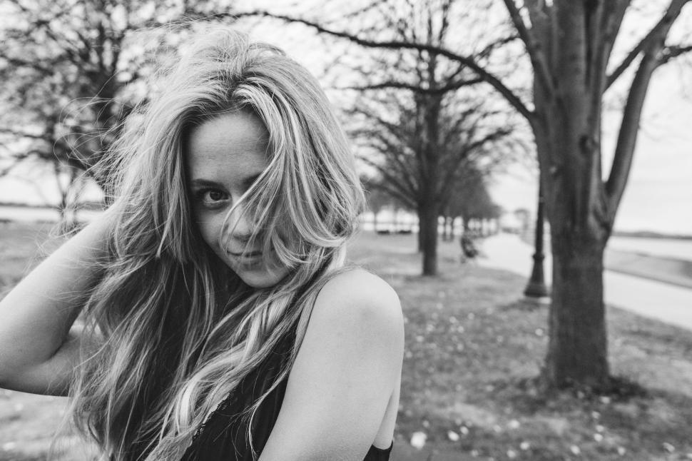 Free Image of Woman with obscured face looking away 