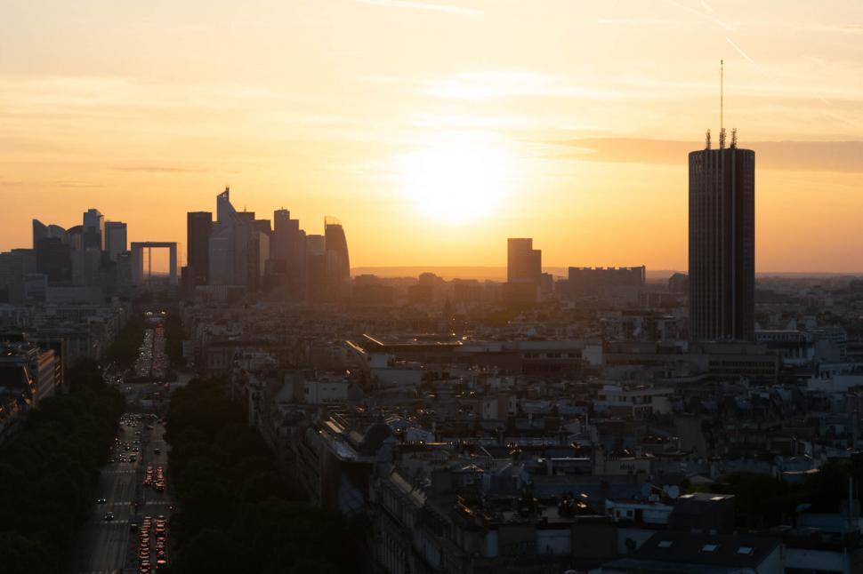 Free Image of Sunset view over city skyline and river 