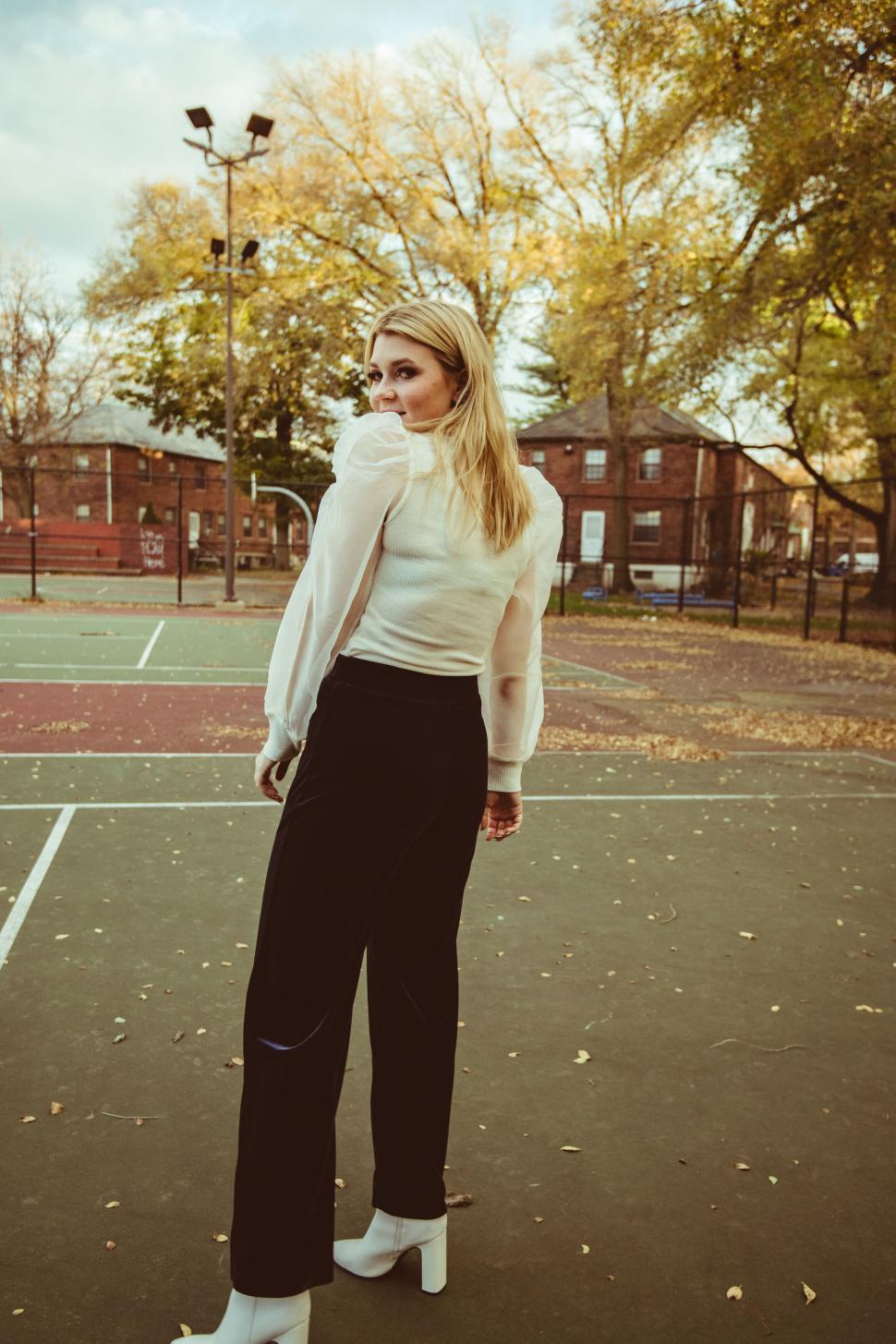 Free Image of Elegant woman on a tennis court 