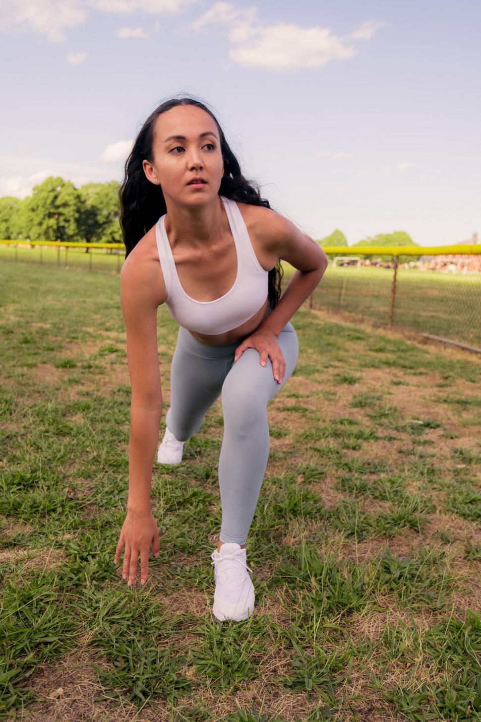 Free Image of Female athlete ready to start running 