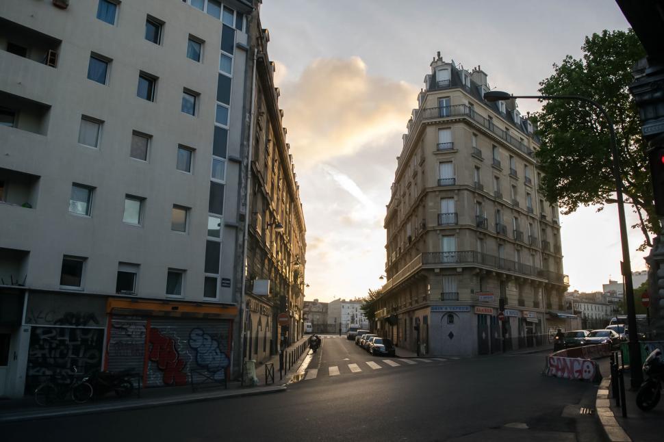 Free Image of City street at sunset with buildings 