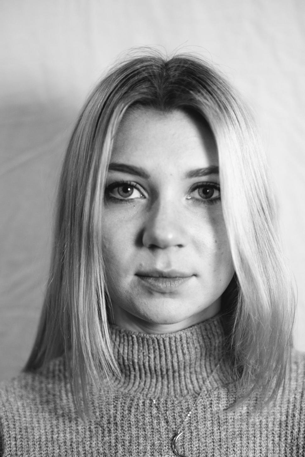 Free Image of Black and white photo of a contemplative woman 