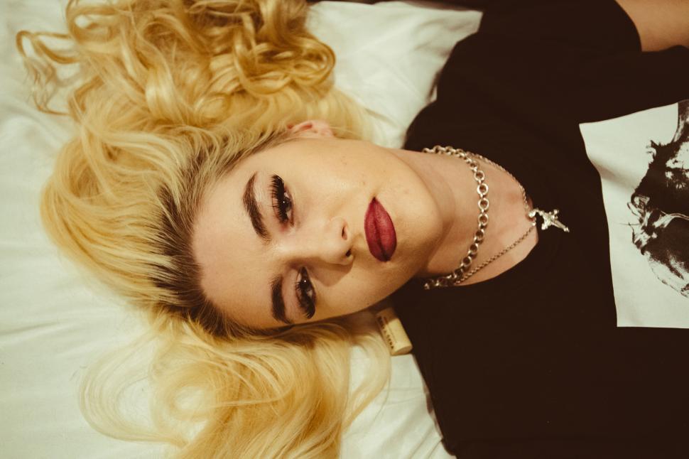 Free Image of Urban fashion with a hidden identity 