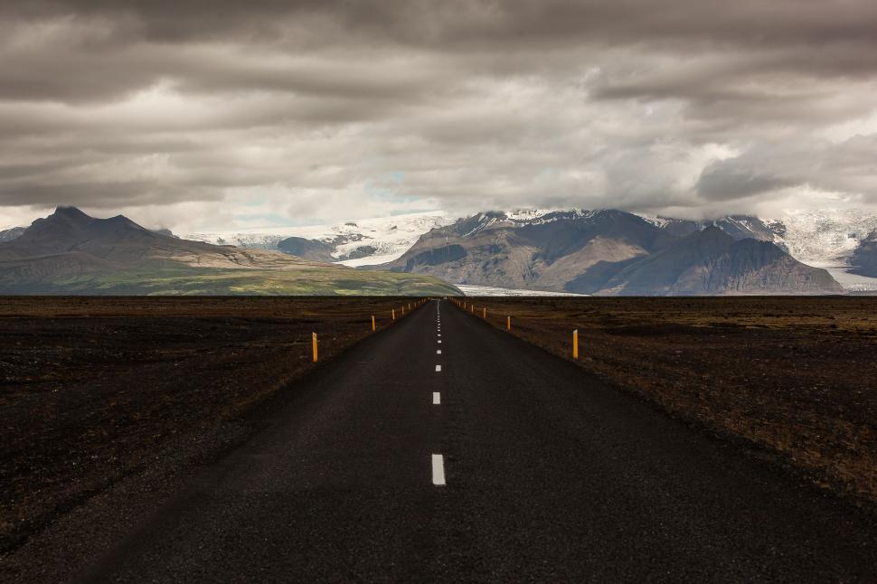 Free Image of Open road leading toward mountain range 