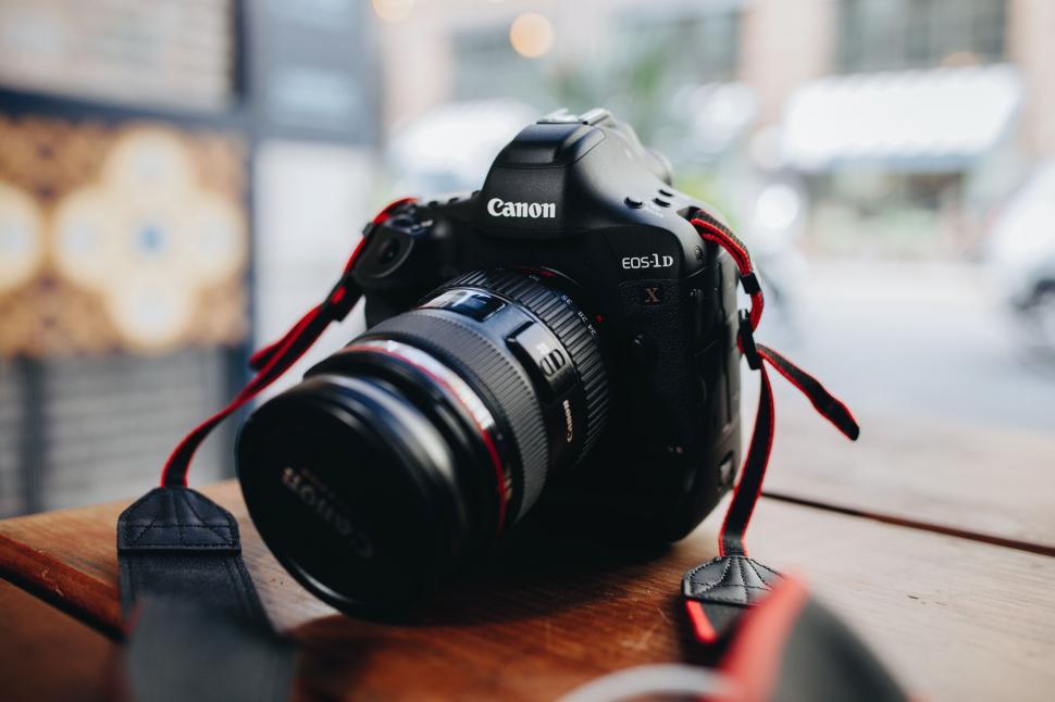 Free Image of Professional camera on a cafe table 