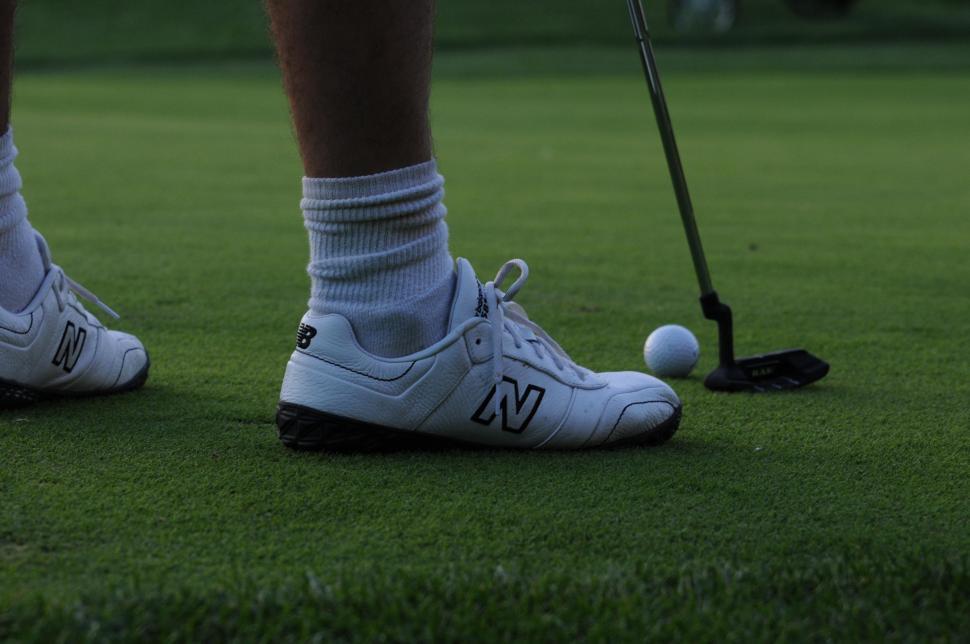 Free Image of Golfer putting 
