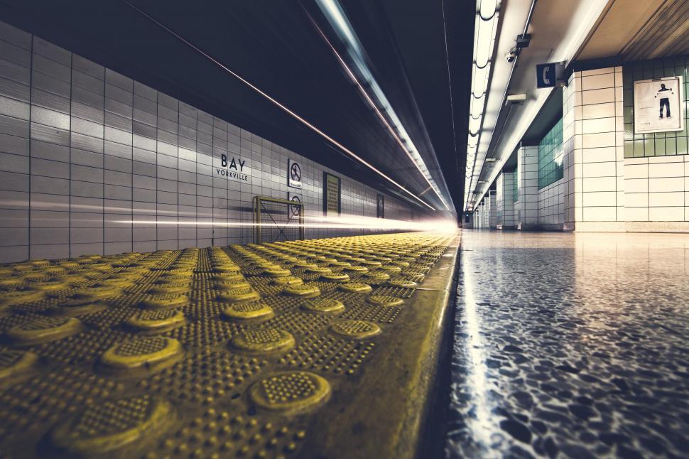 Free Image of Deserted subway station platform at night 
