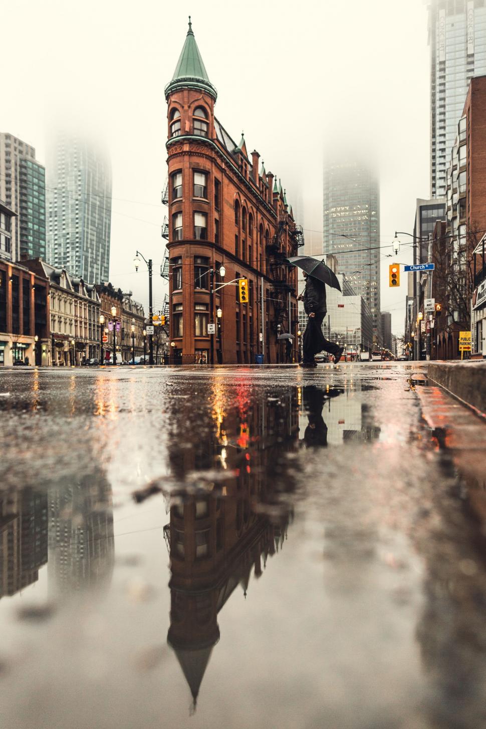Free Image of Rainy day on a city street with historic building 