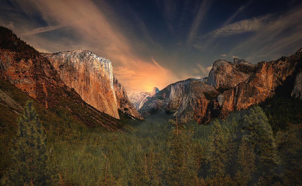 Free Image of Sunset casting glow over Yosemite Valley 
