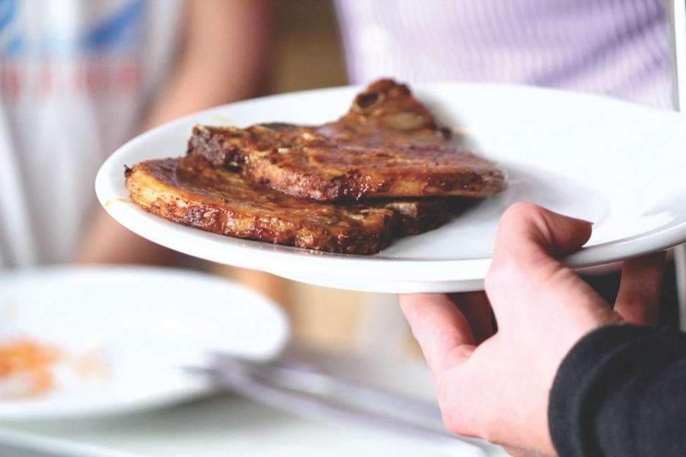 Free Image of Serving grilled ribs on a plate 