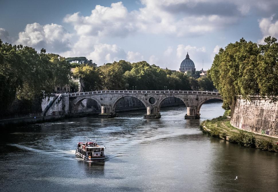 Free Image of River Tiber flowing under Ponte Sisto bridge 