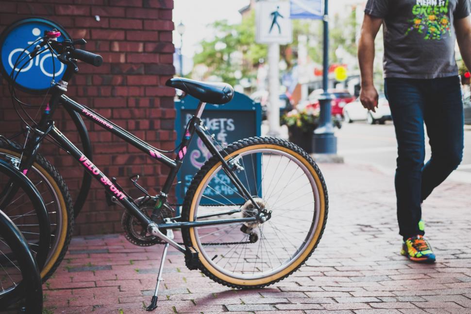Free Image of Bicycle parked on a city street 