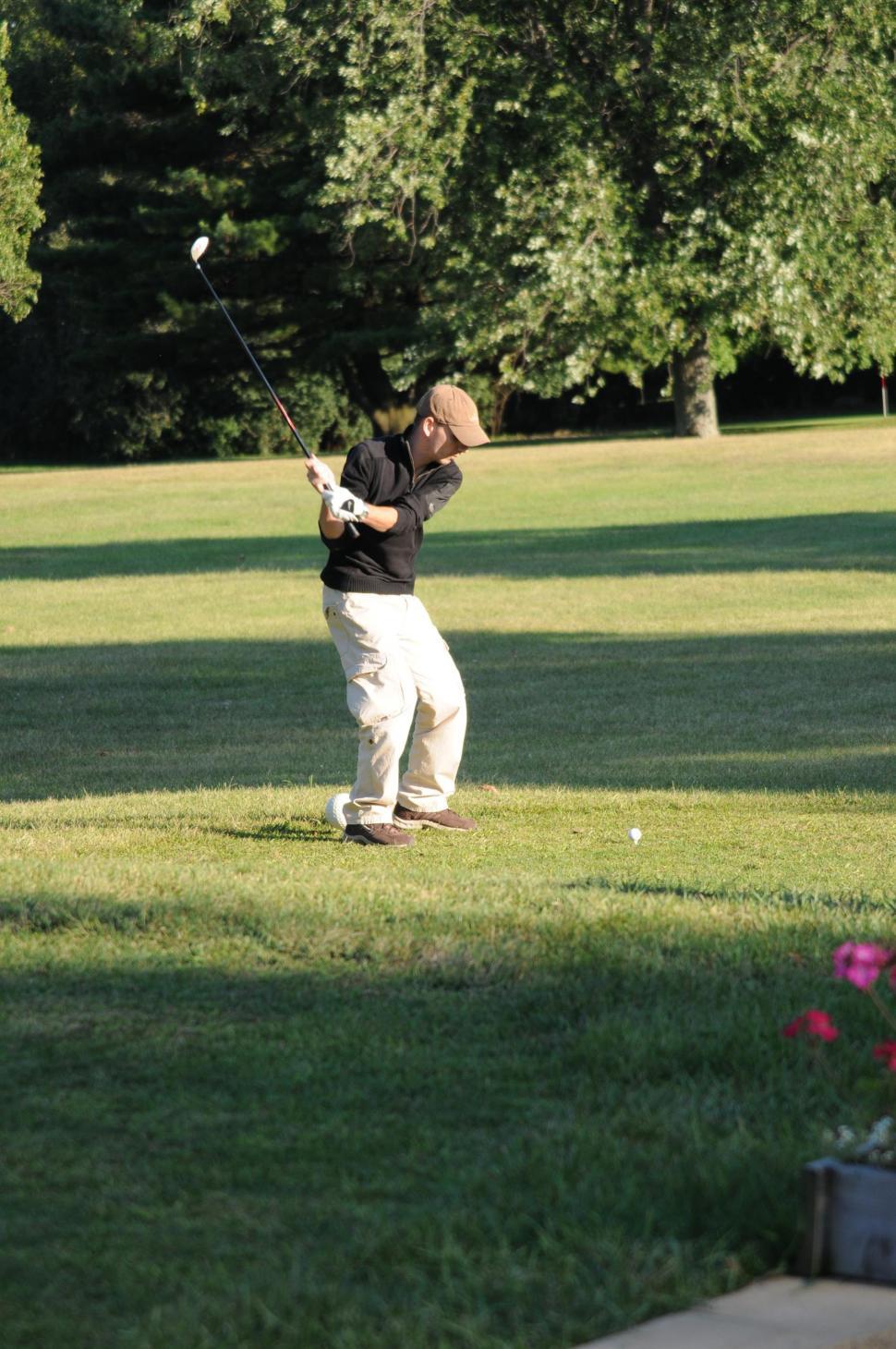 Free Image of Golfer swinging club 