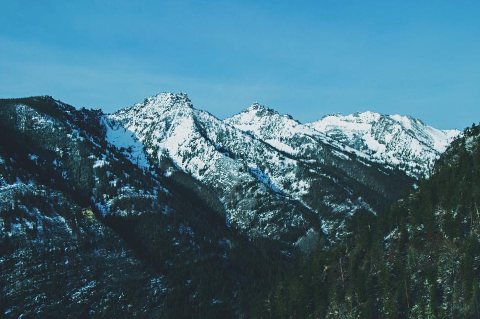 Free Image of Snowy mountain peaks with lush greenery 