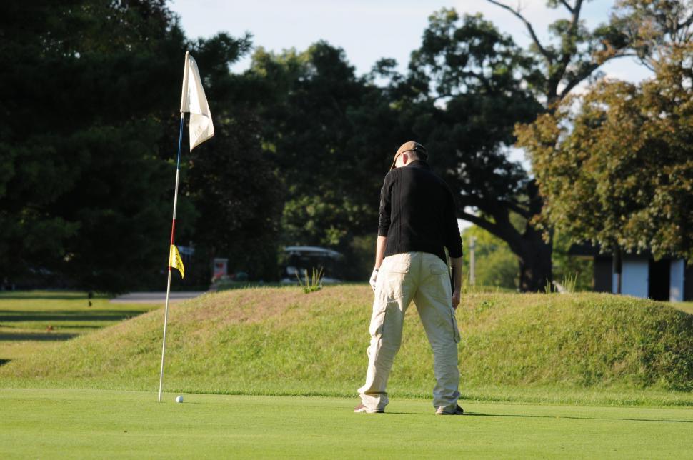 Free Image of Golfer putting 