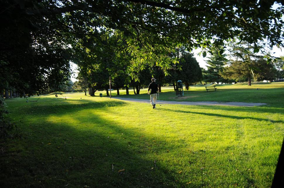 Free Image of Golfer strolling 