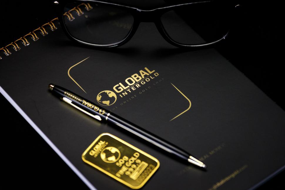 Free Image of Elegant office desk setup with golden card 