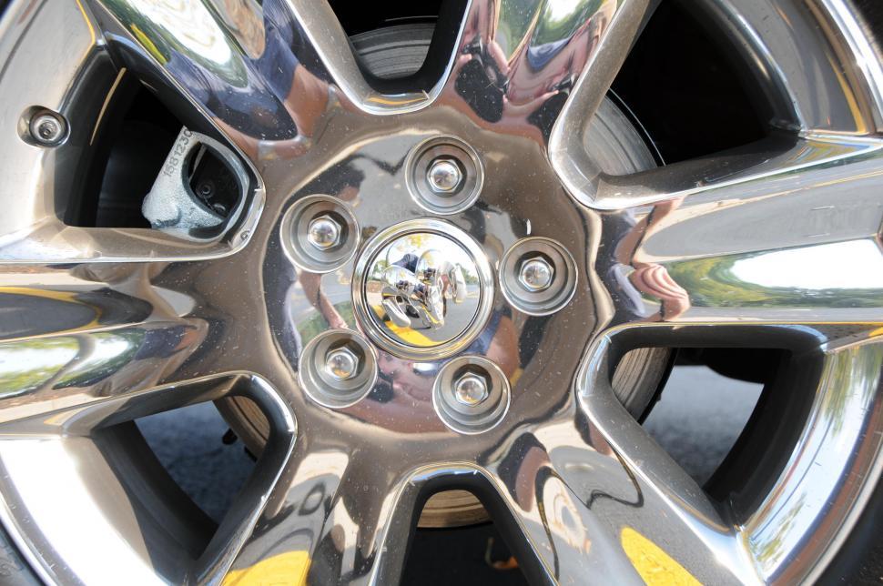 Free Image of Chrome rims 