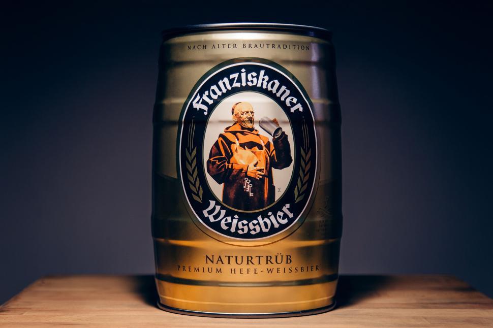 Free Image of Beer can of Franziskaner Weissbier on table 