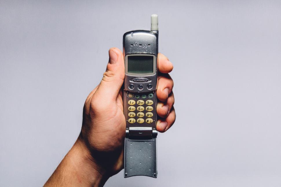 Free Image of Vintage flip mobile phone held in hand 