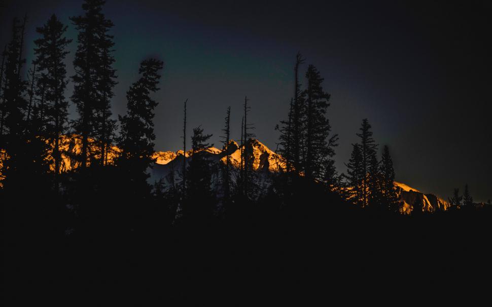 Free Image of Sunset silhouette of mountain peaks 