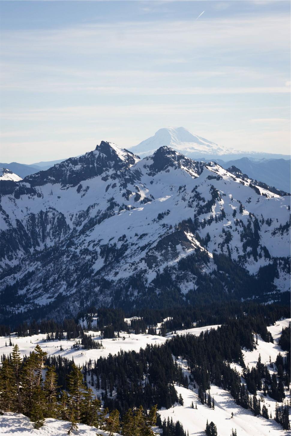 Free Image of Breathtaking snow-covered mountain landscape 