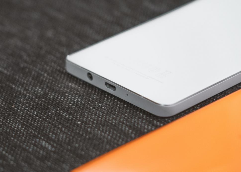 Free Image of White smartphone on textured background 