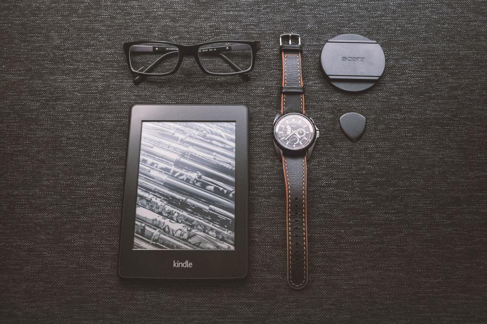 Free Image of E-reader and accessories on textured background 