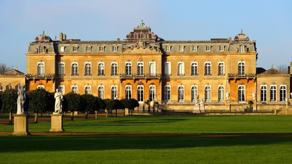 Free Image of Majestic historic palace with green lawn 