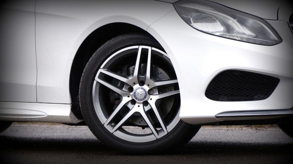 Free Image of Luxury car s alloy wheel close-up 