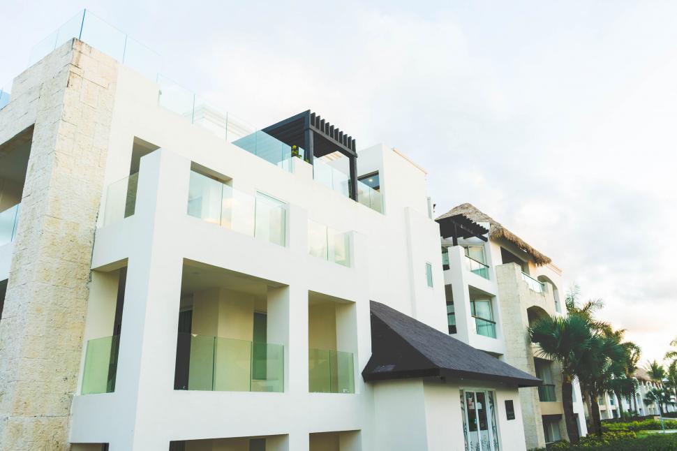 Free Image of Modern apartment building with clear sky backdrop 