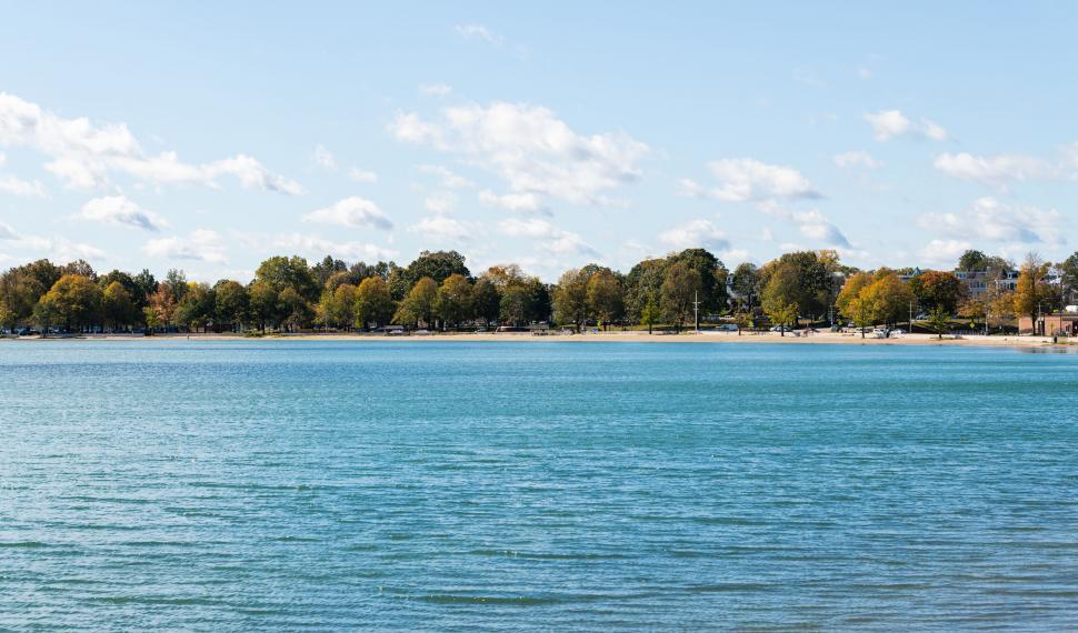 Free Image of Peaceful lakefront view with clear skies 