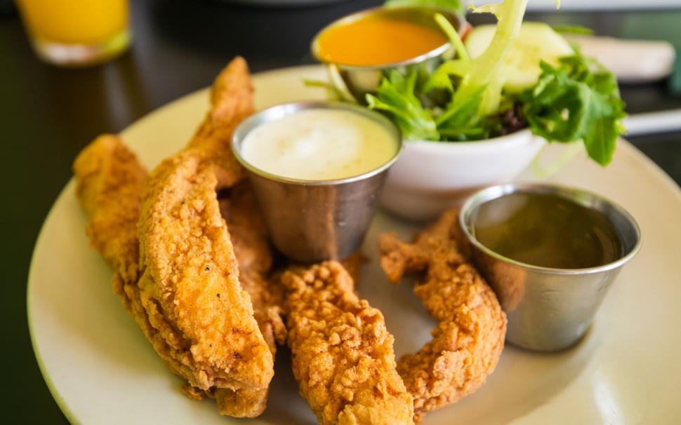 Free Image of Crispy fried chicken with dips on a plate 