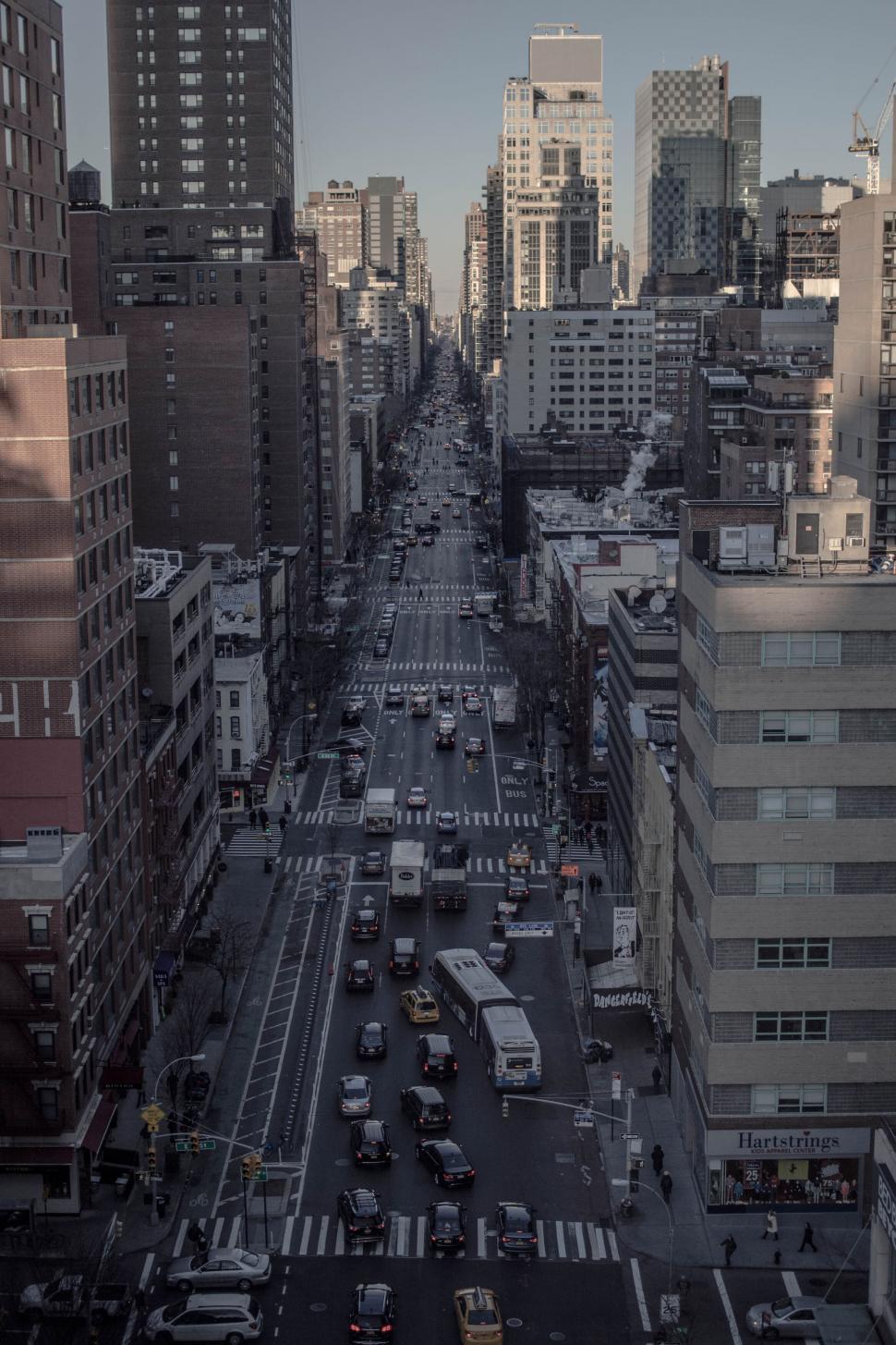 Free Image of Bustling city street with cars and buildings 