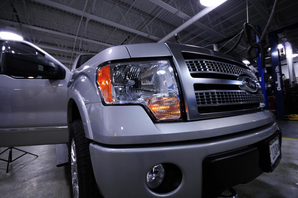 Free Image of Silver SUV front end 