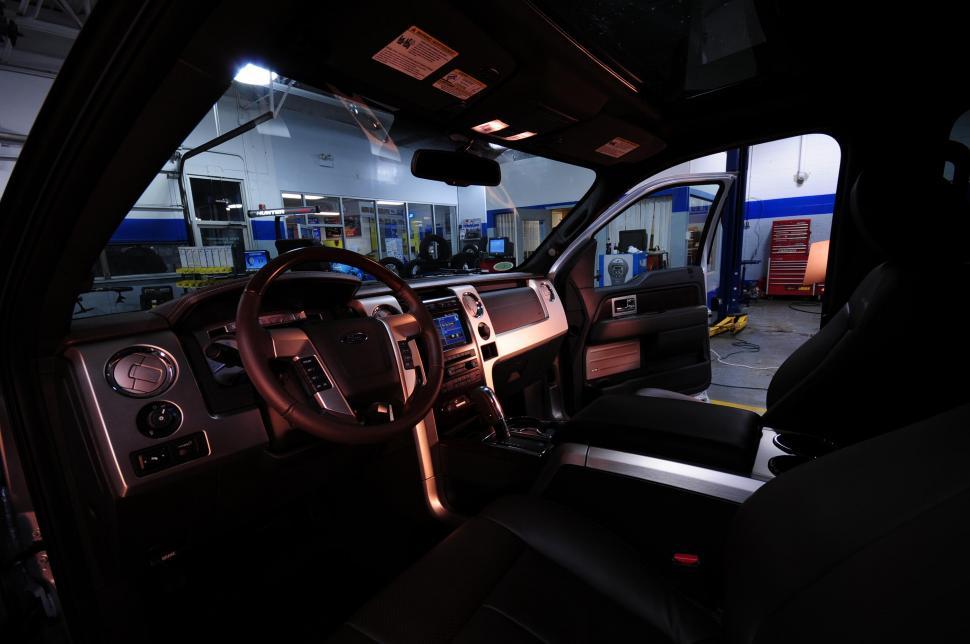 Free Image of SUV interior 