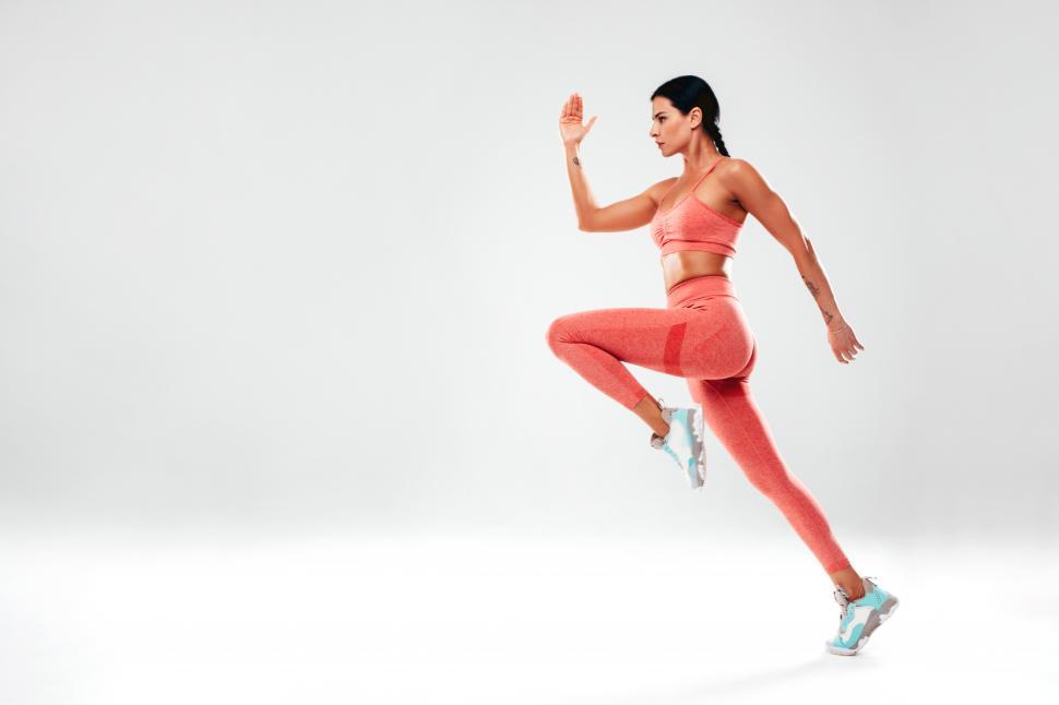Free Image of A woman in a pink athletic outfit 
