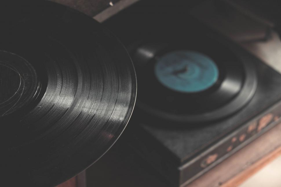 Free Image of Vintage vinyl record on retro player 