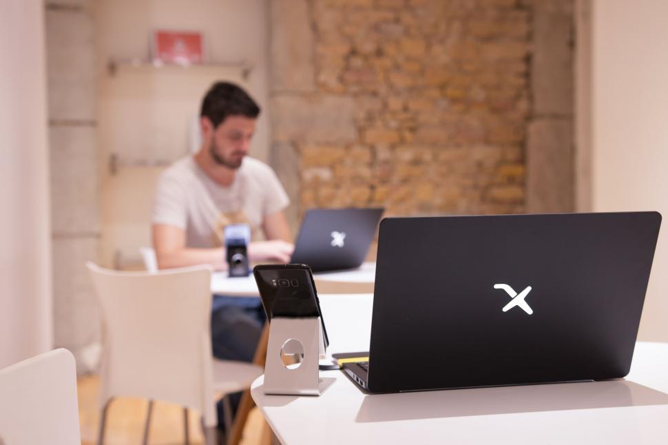 Free Image of Blurred man with laptop and smartphone in cafe 