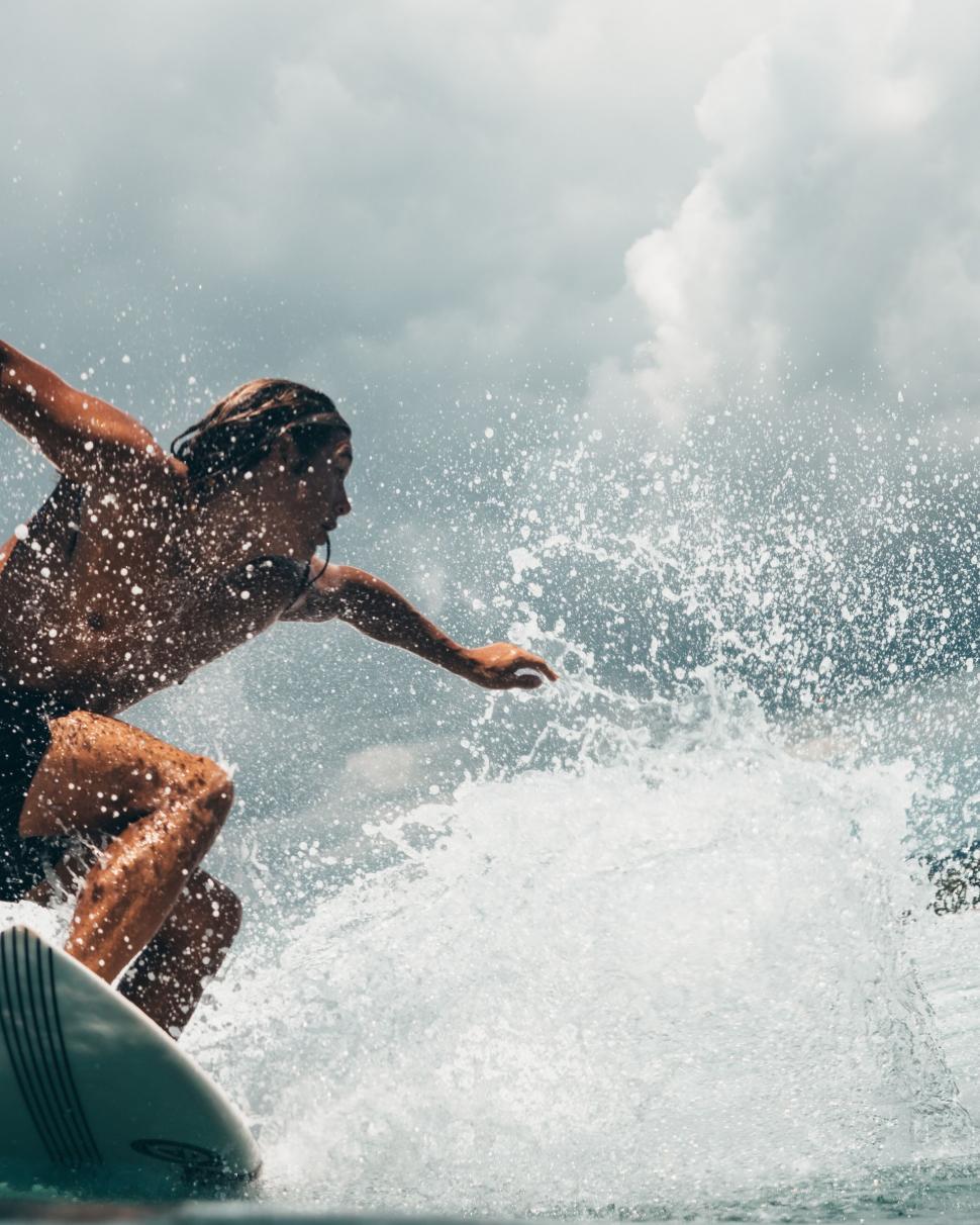 Free Image of Surfer cutback maneuver on the wave 