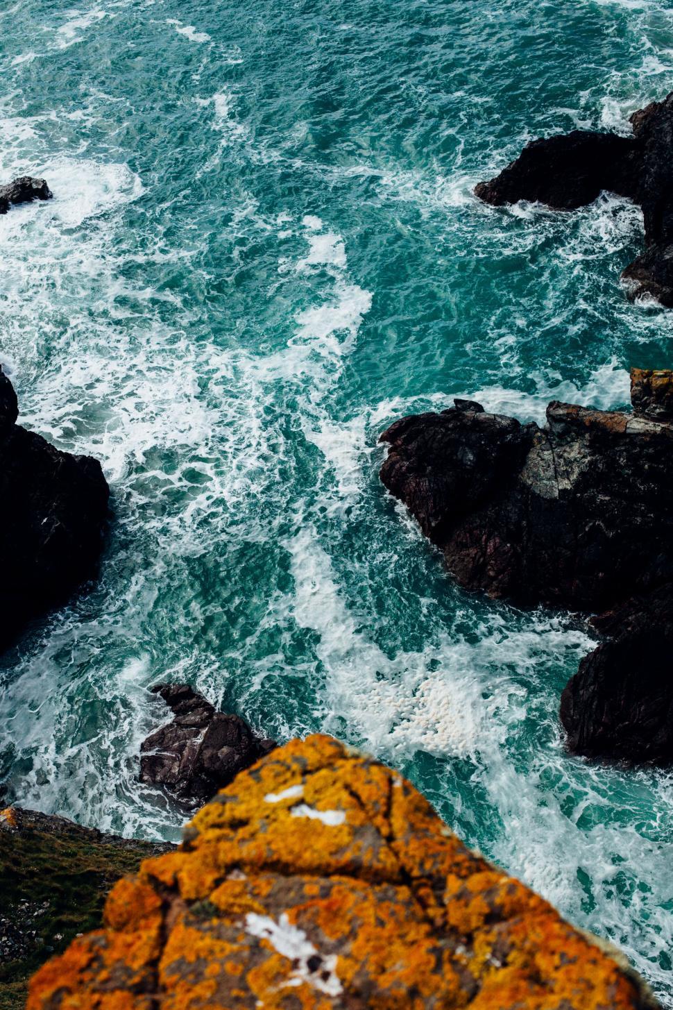 Free Image of Rough sea waters crashing against rocks 