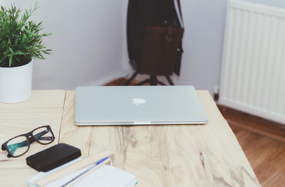 Free Image of Modern home office setup with MacBook on desk 