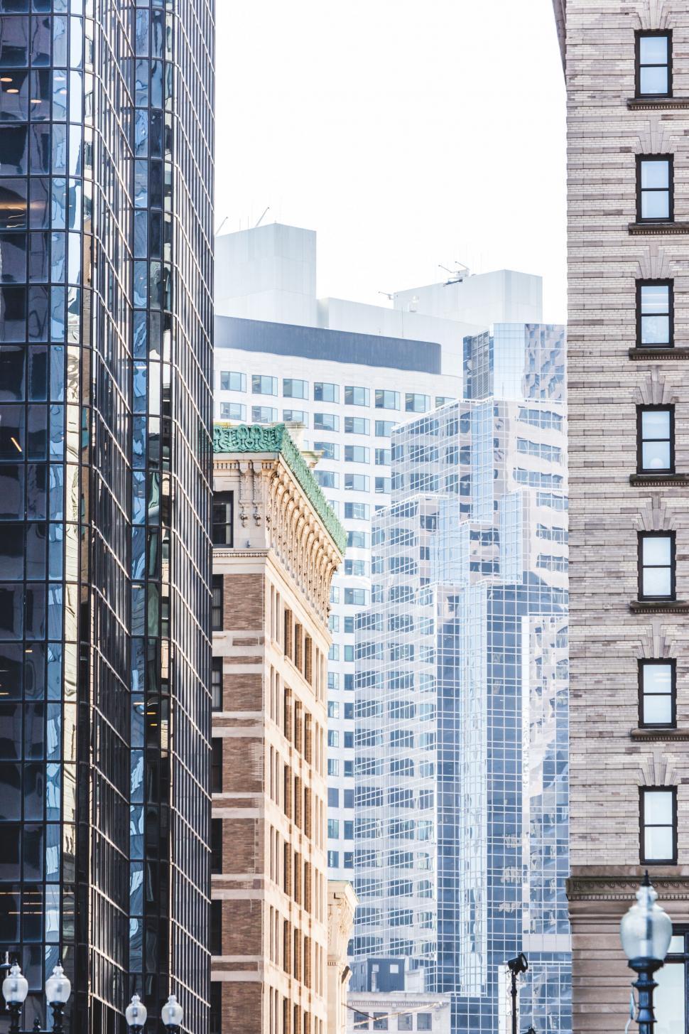 Free Image of Contrasting urban architecture blend 