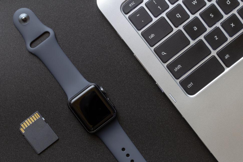 Free Image of Tech gadgets on minimalist background 